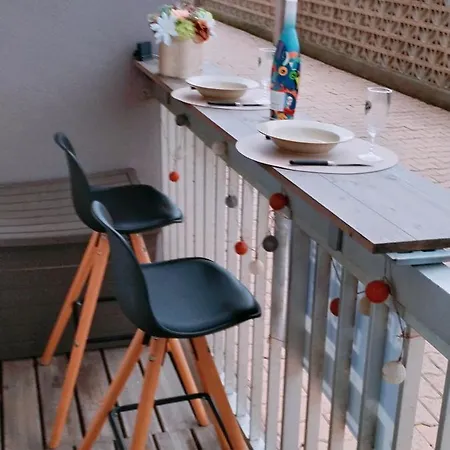 Apartment Front De *